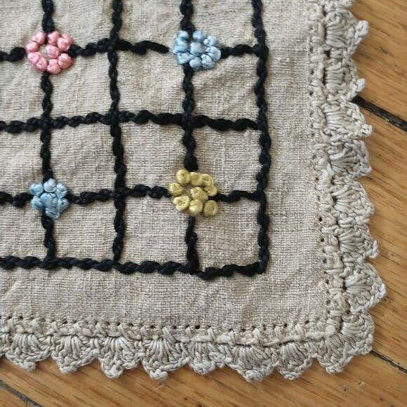Tablecloth Linen Hand Embroidered Floral Square Crochet Natural Scalloped 33x33" - Picture 4 of 7